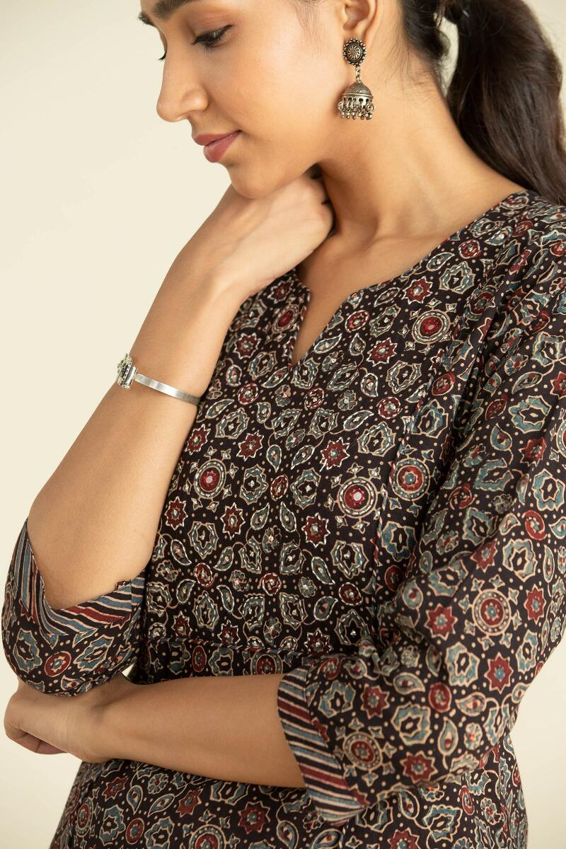 Sehra Zafiya Kurta
