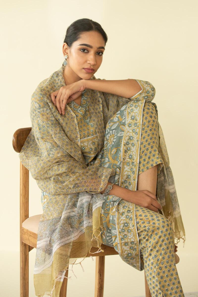 Gauhar Zafiya Kurta