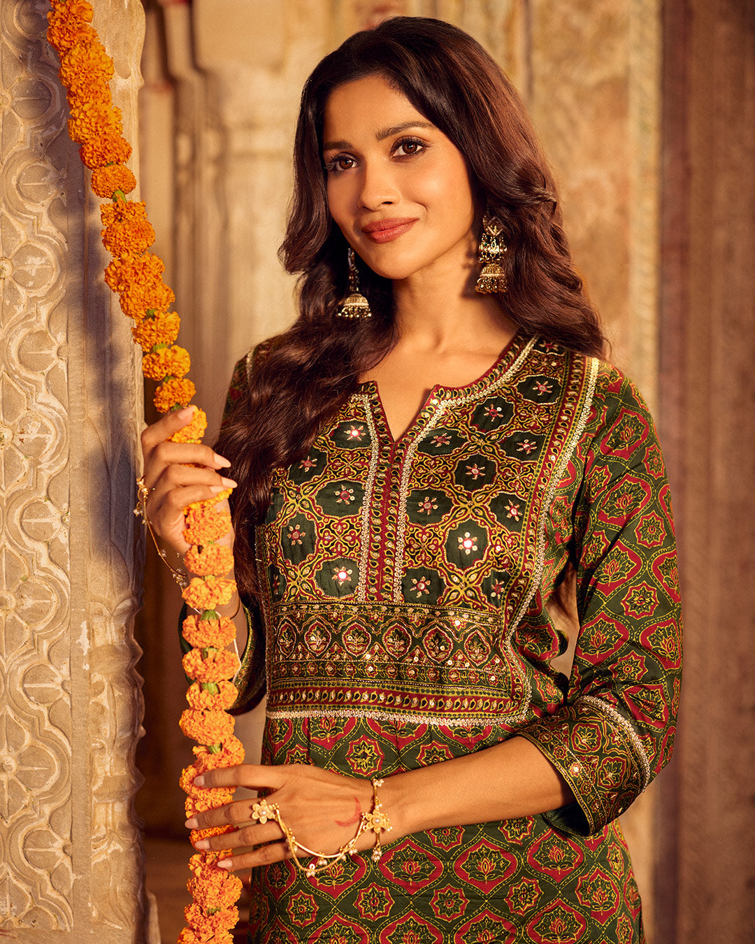 Roshanara Zareen Ajrak Kurta