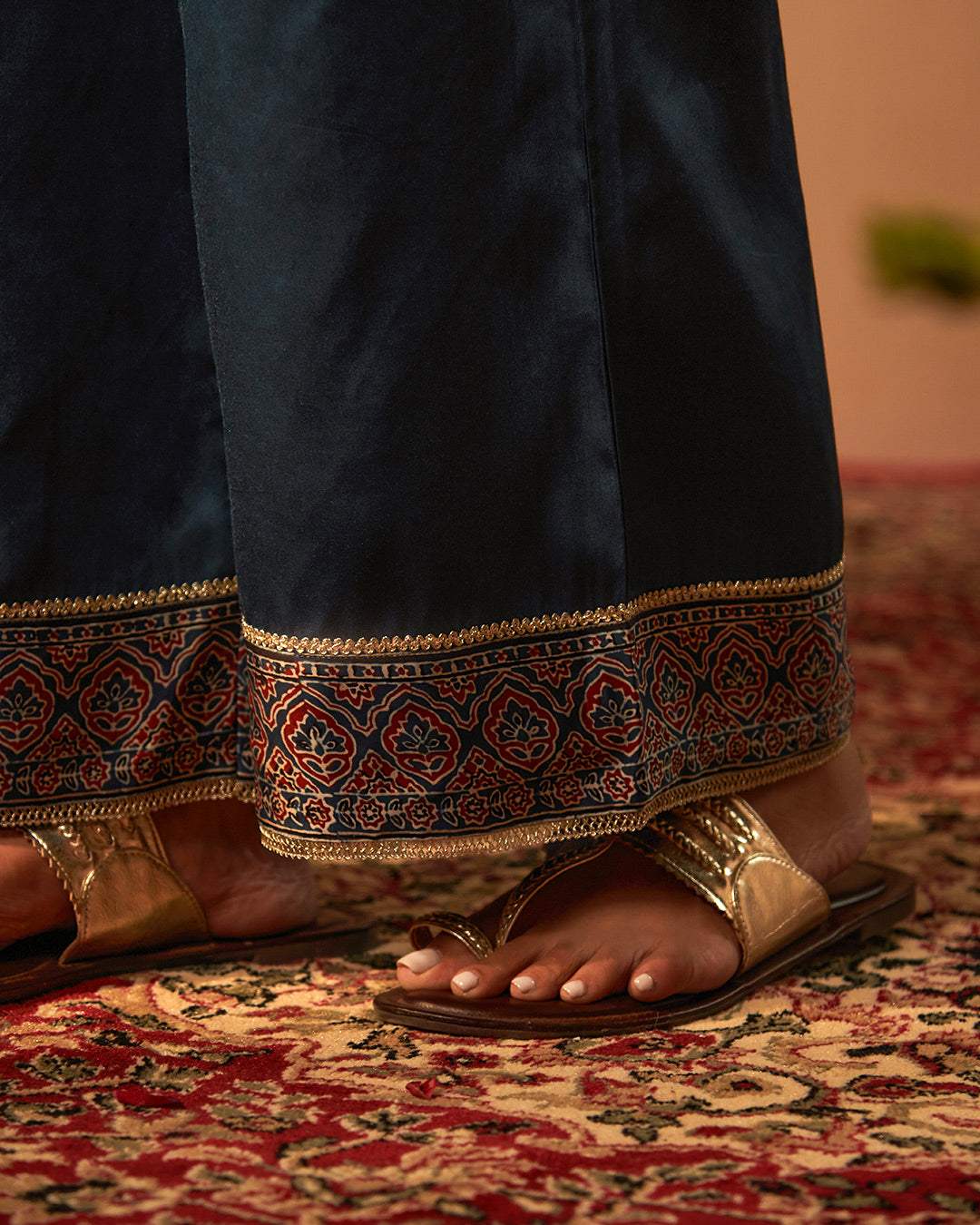 Roshanara Nazrina Ajrak Farsi