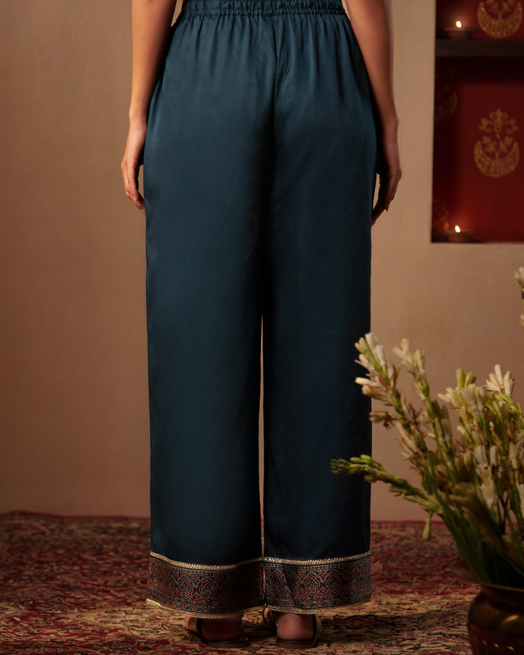 Roshanara Nazrina Ajrak Farsi