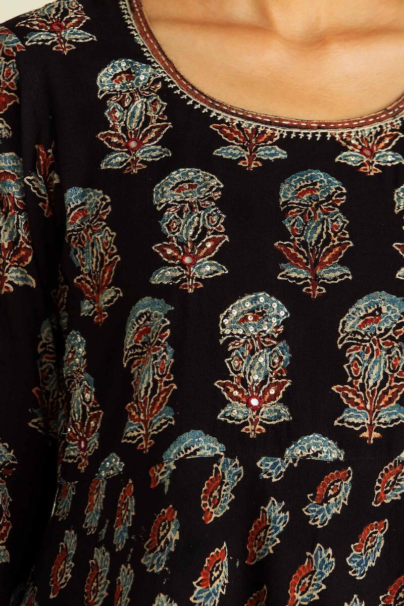 Sehra Tazmeen Kurta
