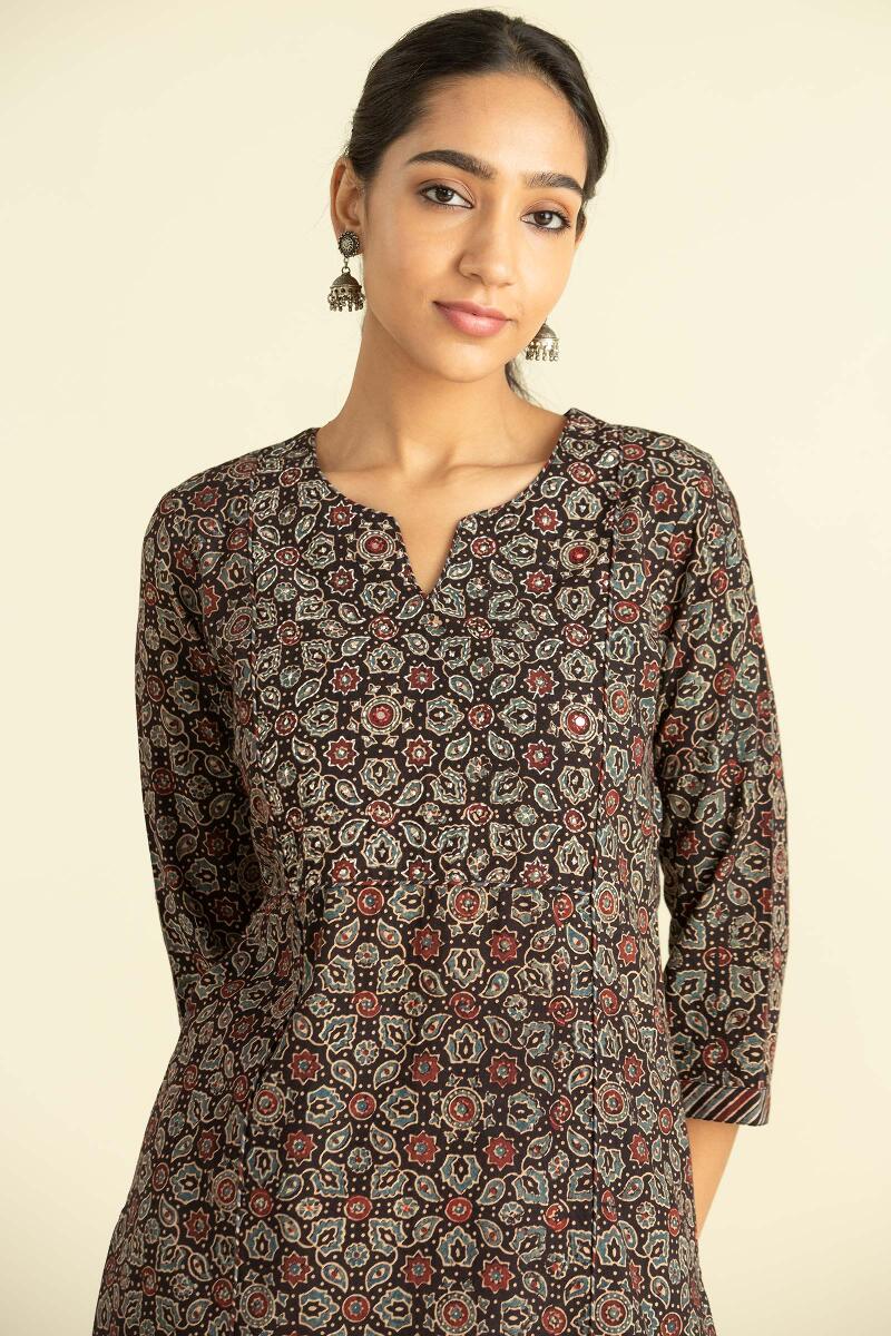 Sehra Zafiya Kurta