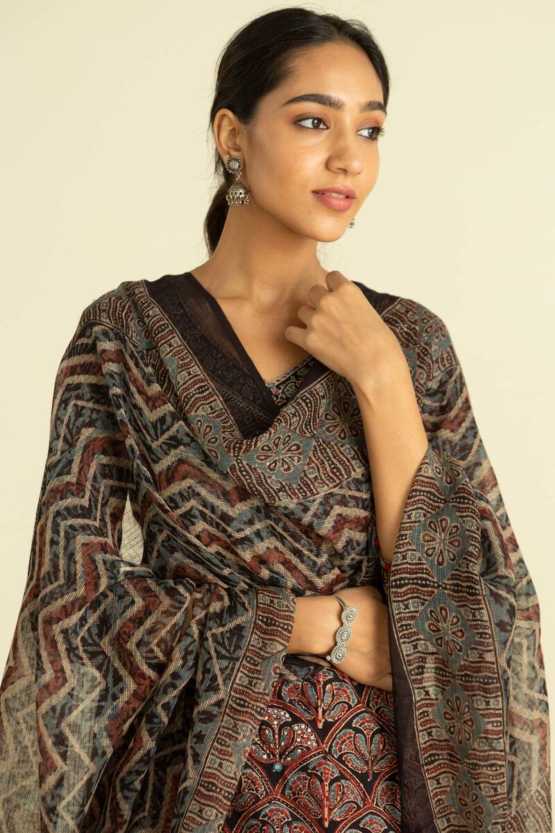 Sehra Nafiya Dupatta
