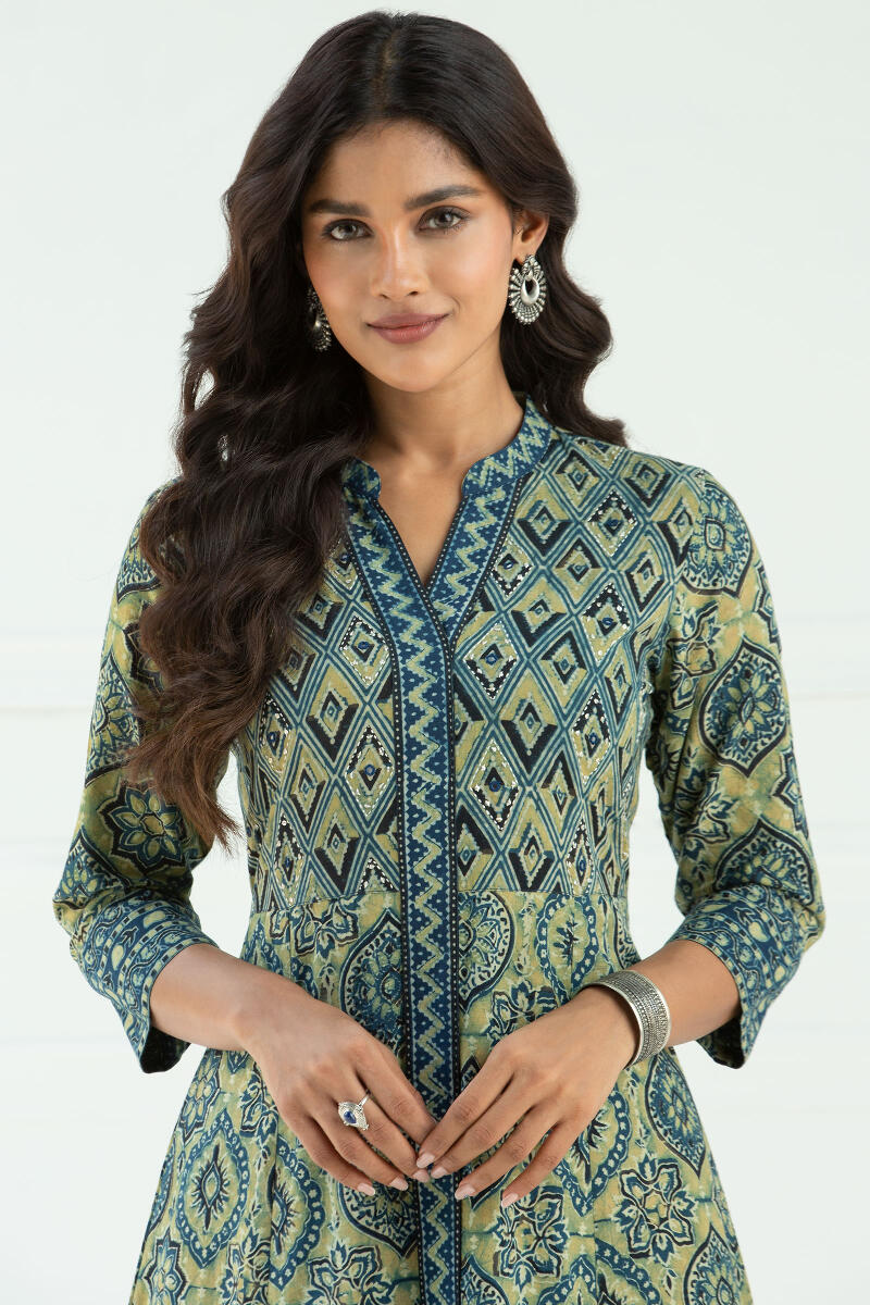 Sehra Nazya Ajrak Kurta