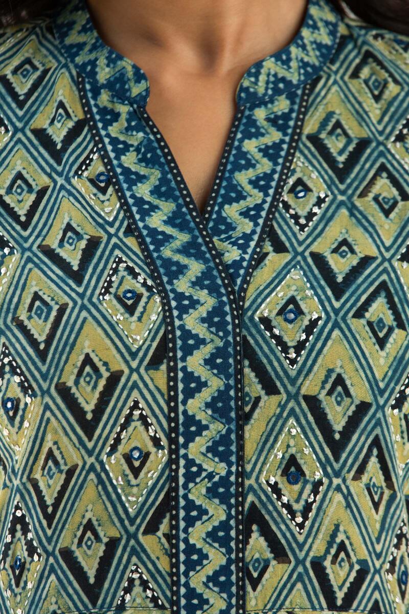 Sehra Nazya Ajrak Kurta