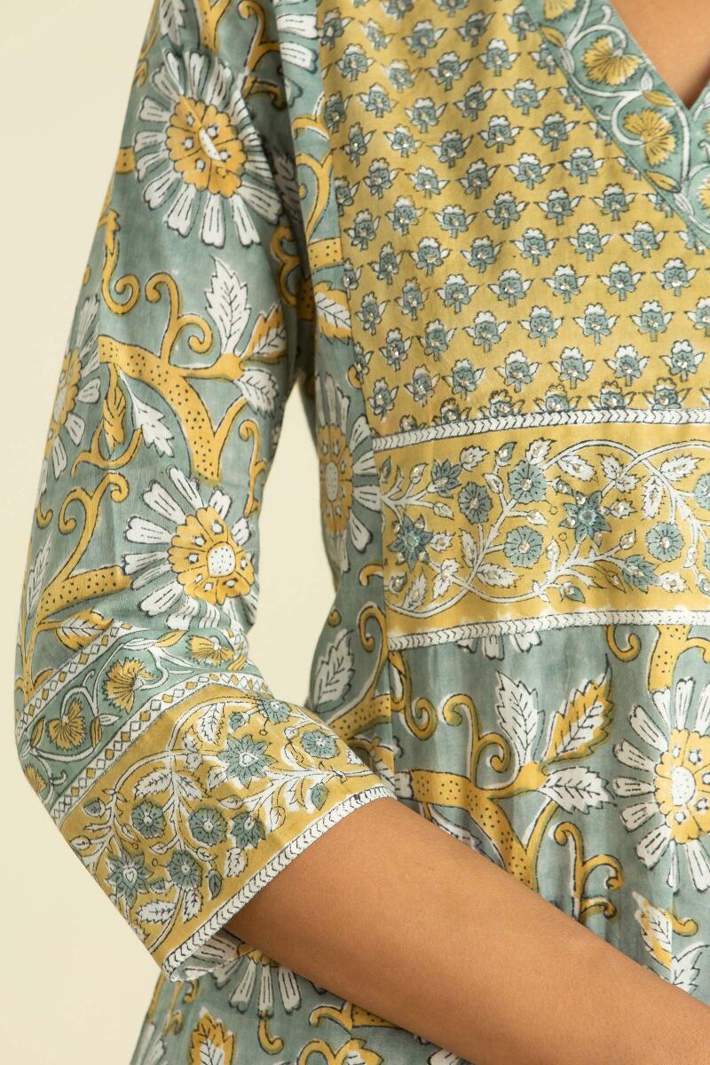 Gauhar Zafiya Kurta