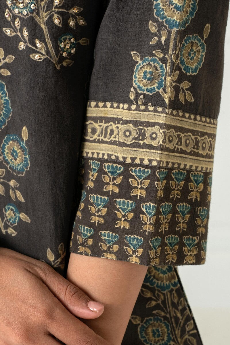 Sehra Nadia Ajrak Kurta