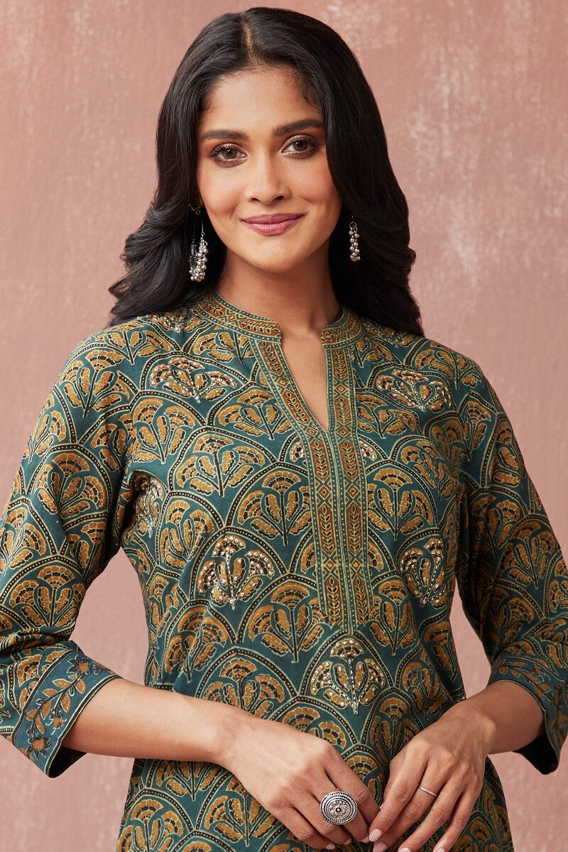 Sehra Yasmin Ajrak Kurta