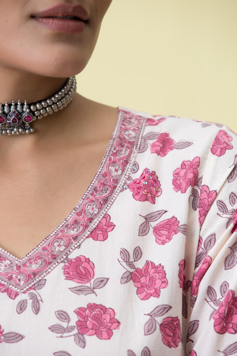 Gulbarg Mahnaz Kurta