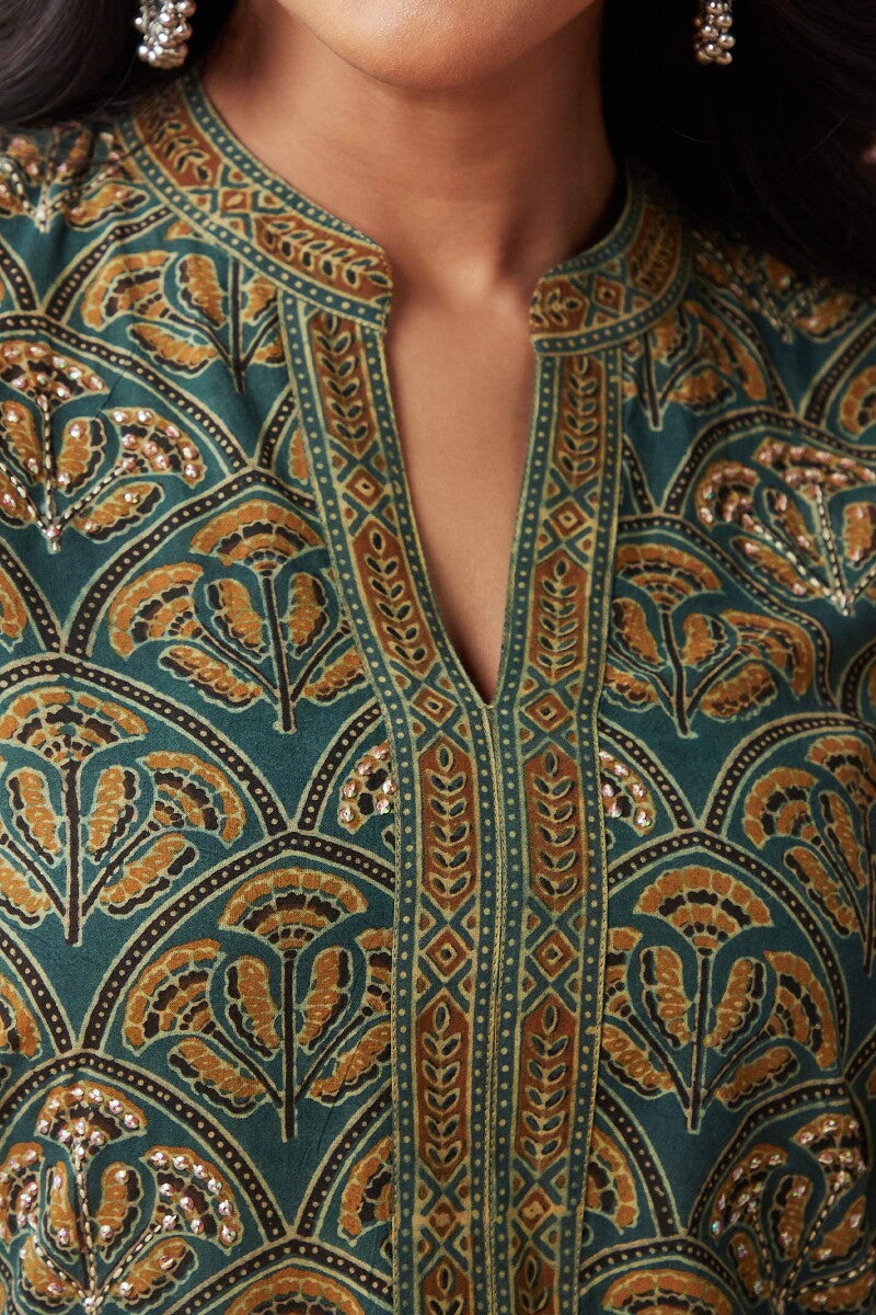Sehra Yasmin Ajrak Kurta