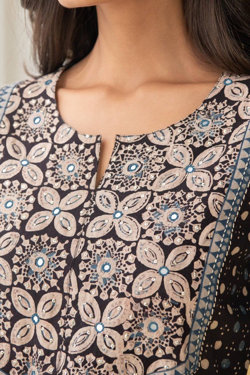 Sehra Mehnaz Ajrak Top