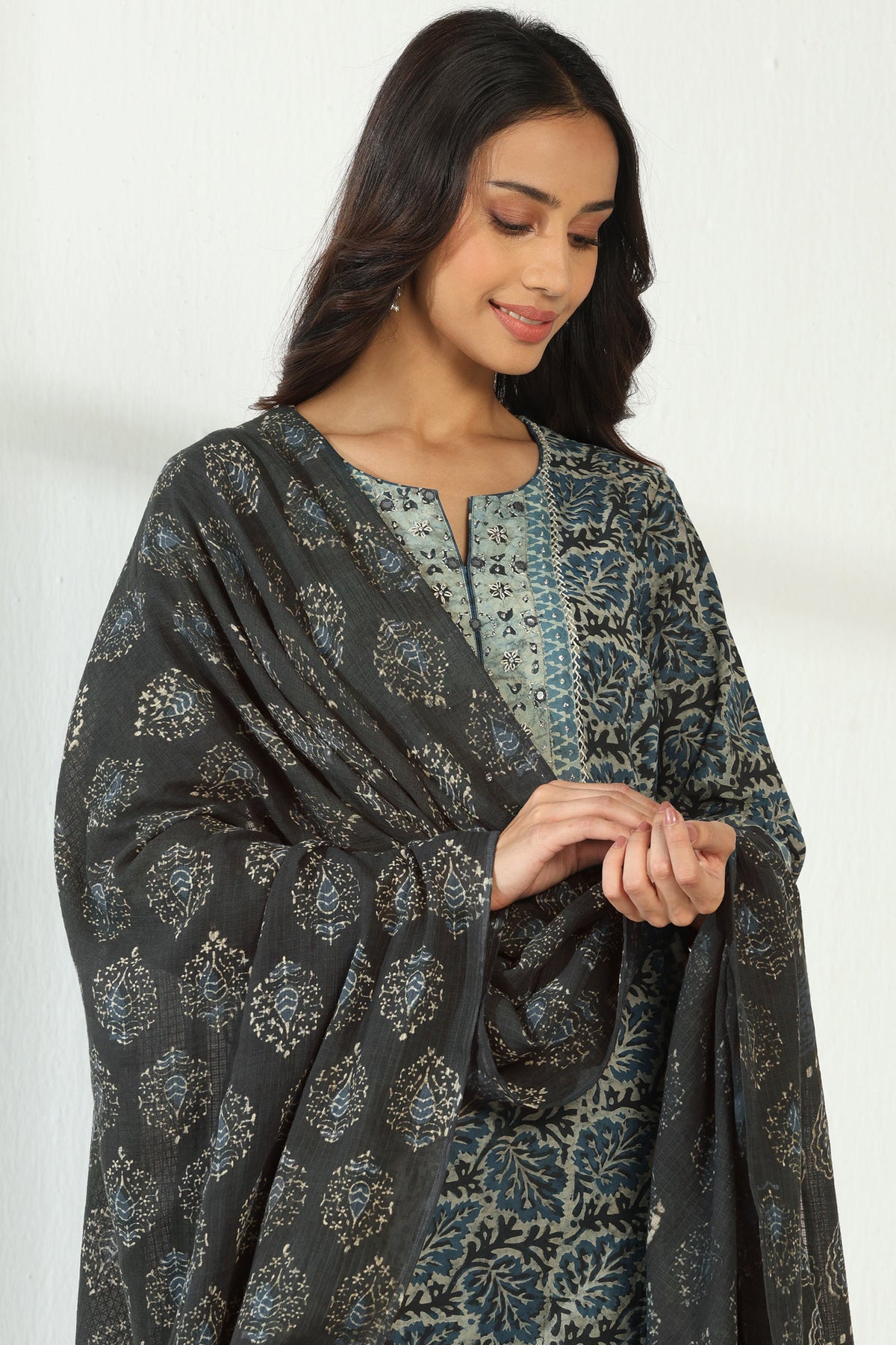 Sehra Siya Akola Dupatta