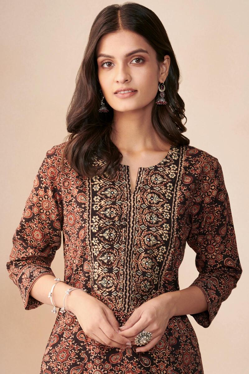 Sehra Yasmina Ajrak Kurta