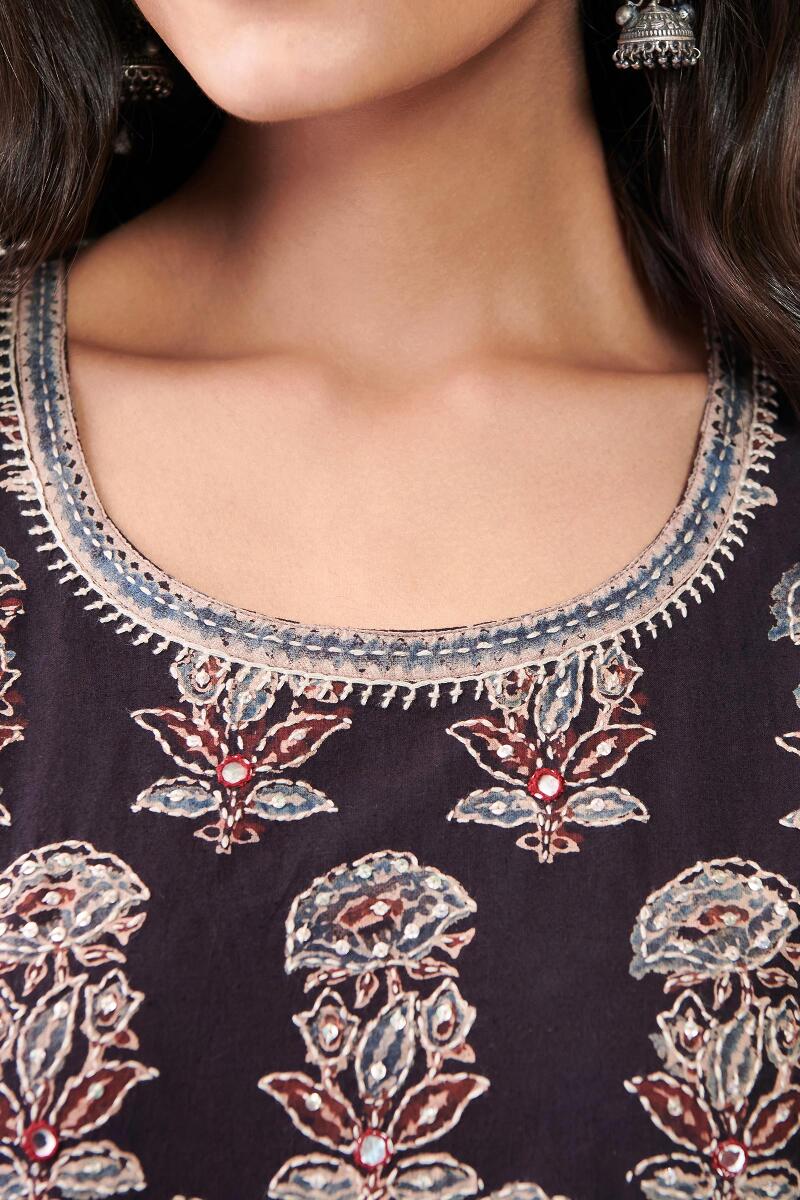 Sehra Tazmeen Ajrak Kurta