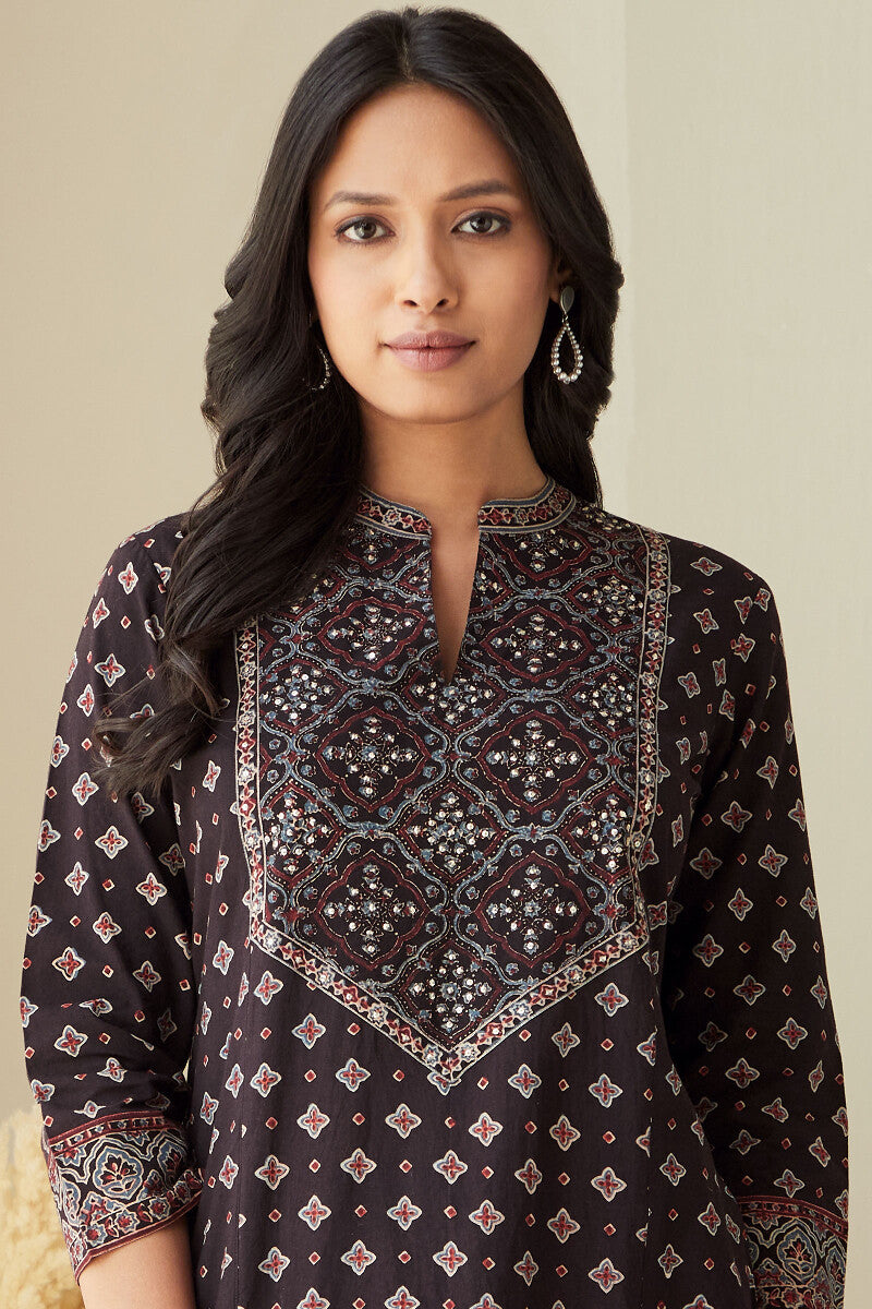 Sehra Nadia Ajrak Kurta