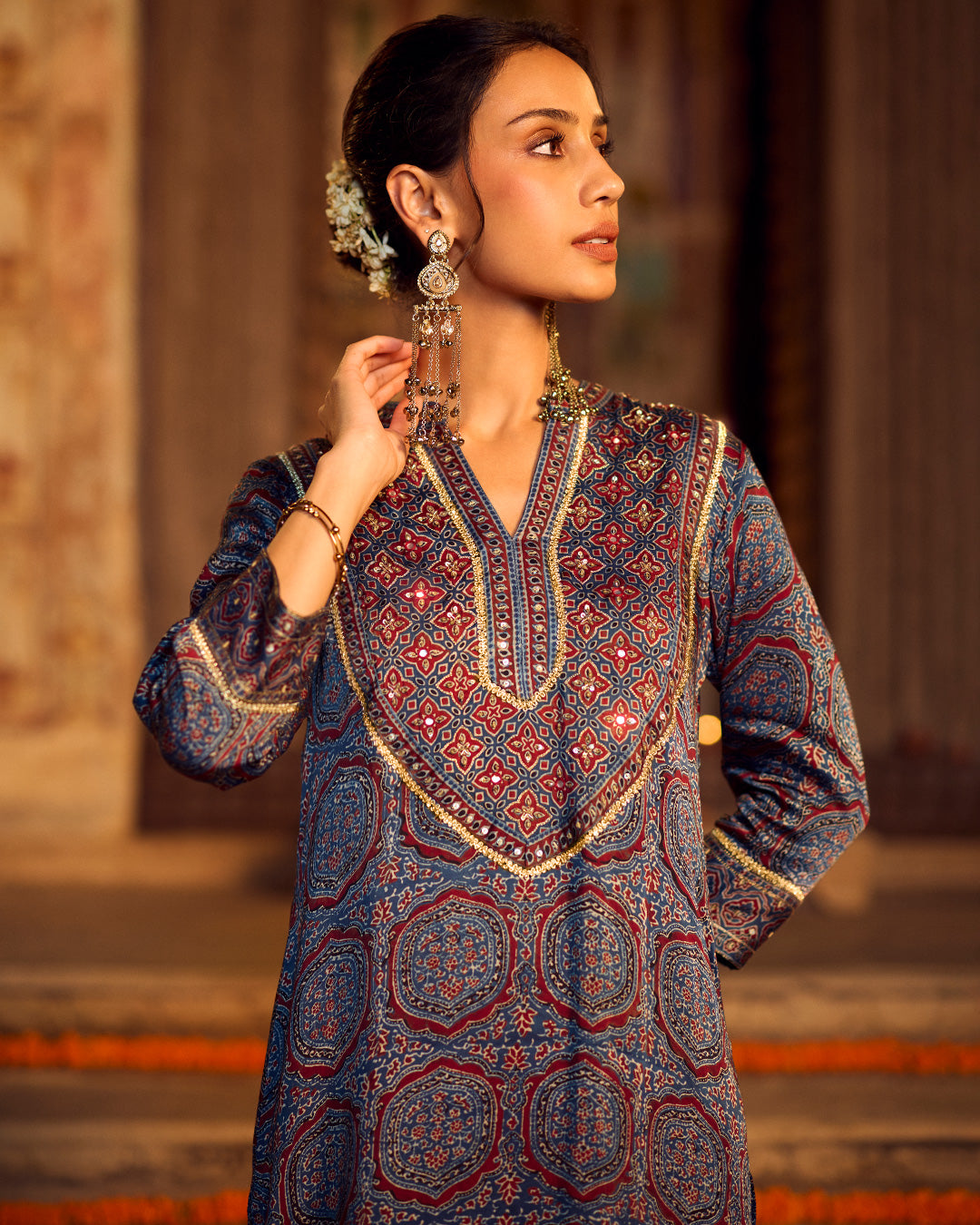 Roshanara Nazrina Ajrak Kurta