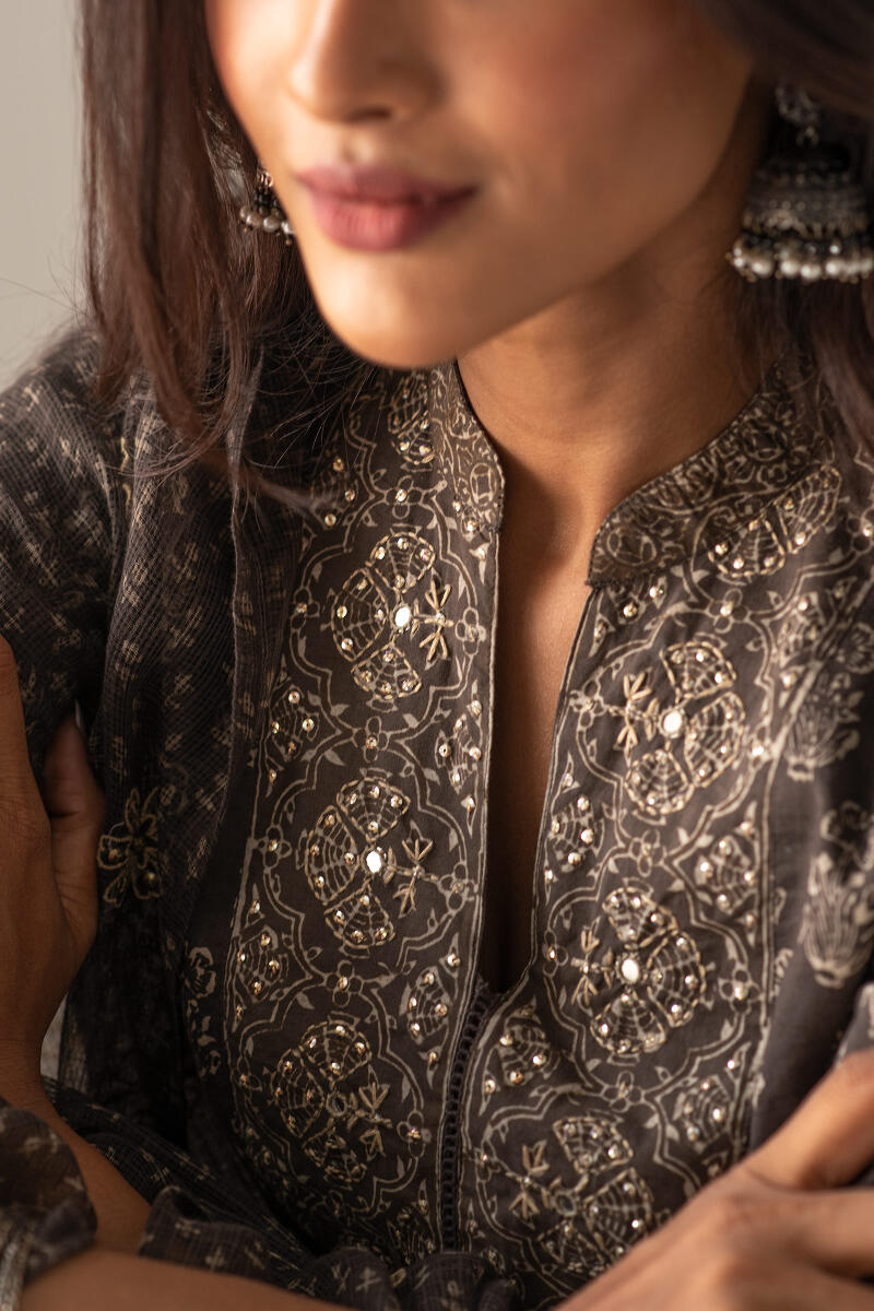 Sehra Zaira Akola Kurta