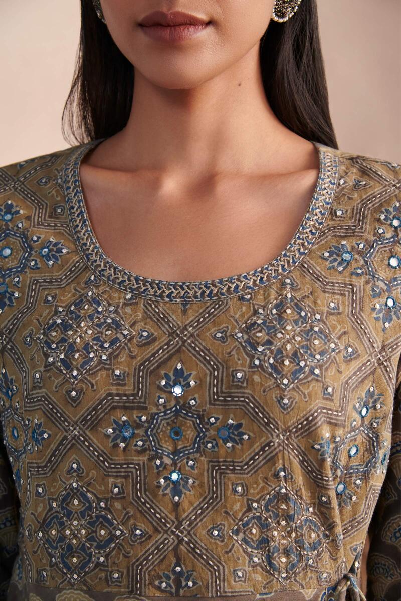 Sehra Zoya Ajrak Kurta