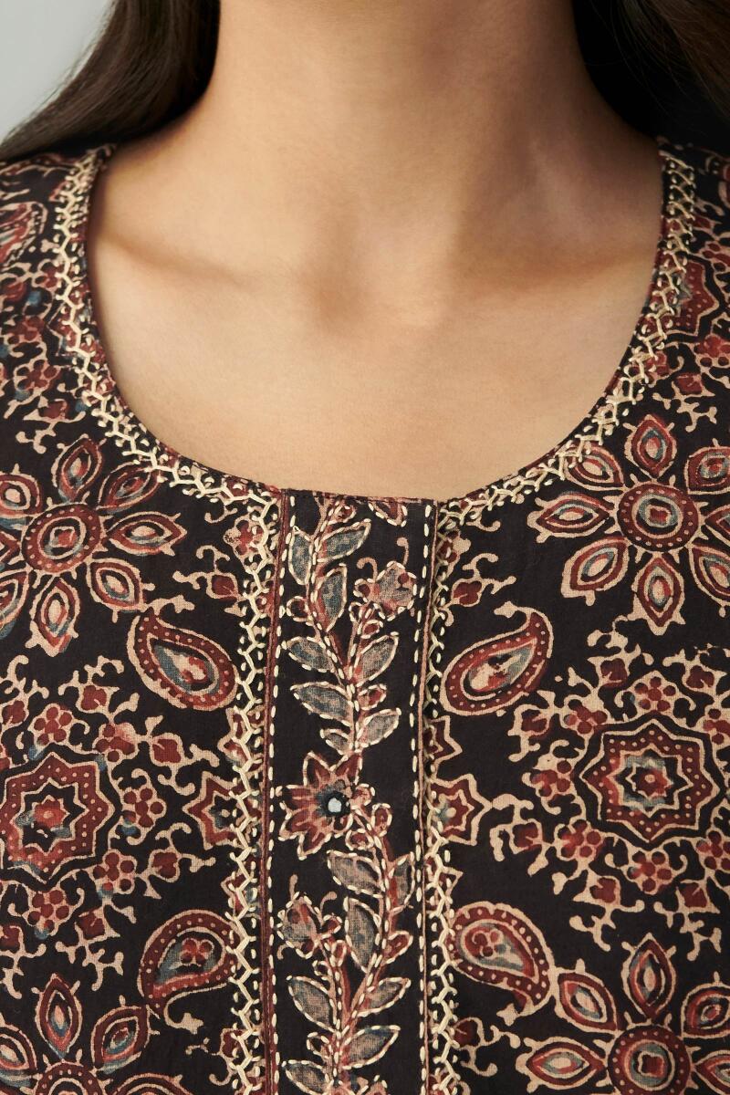 Sehra Farheen Ajrak Kaftan