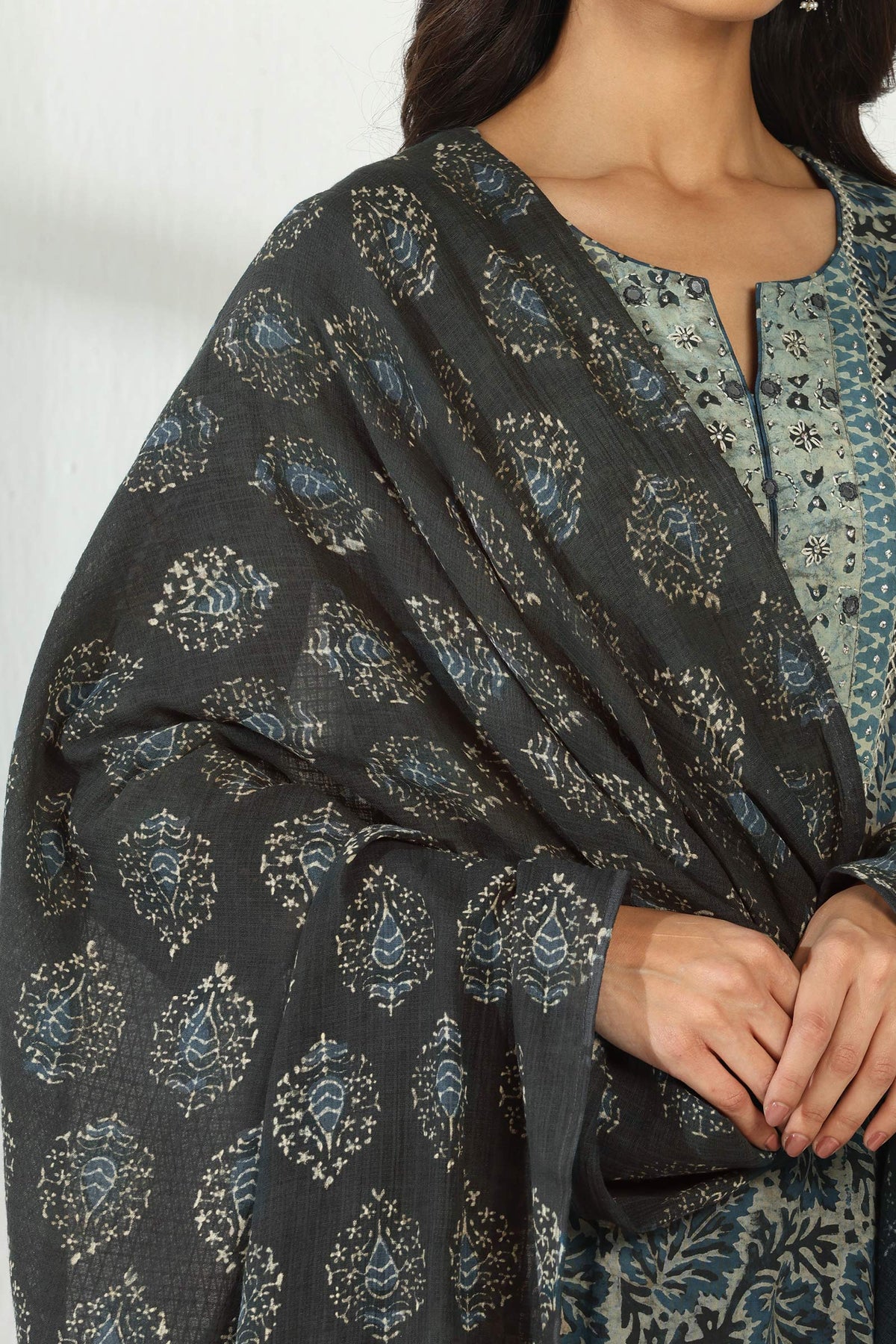 Sehra Siya Akola Dupatta