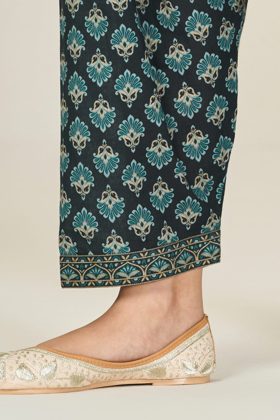 Surplus: Rangrez Naisha Salwar