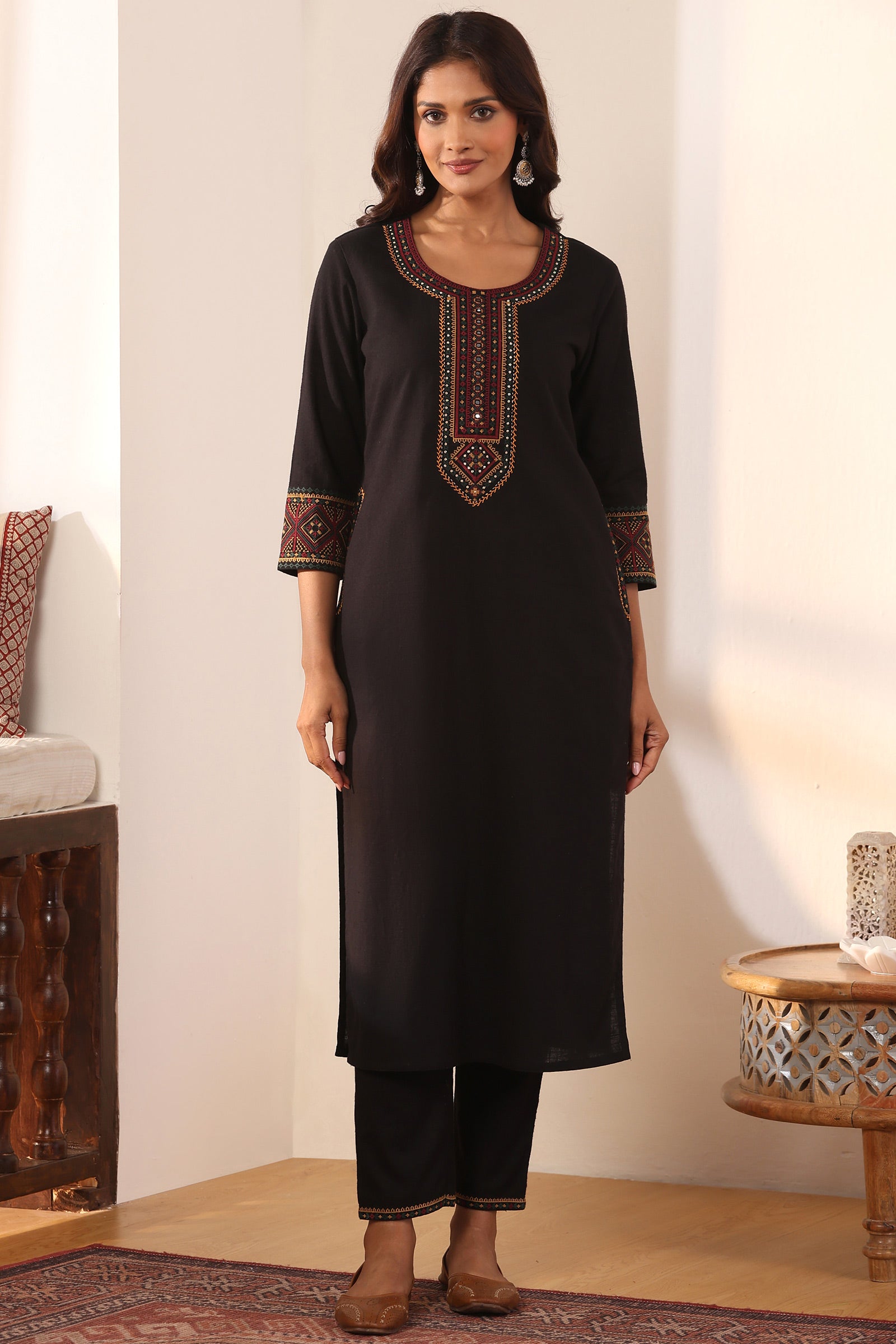 Surplus: Mehraab Nahiza Black Kurta