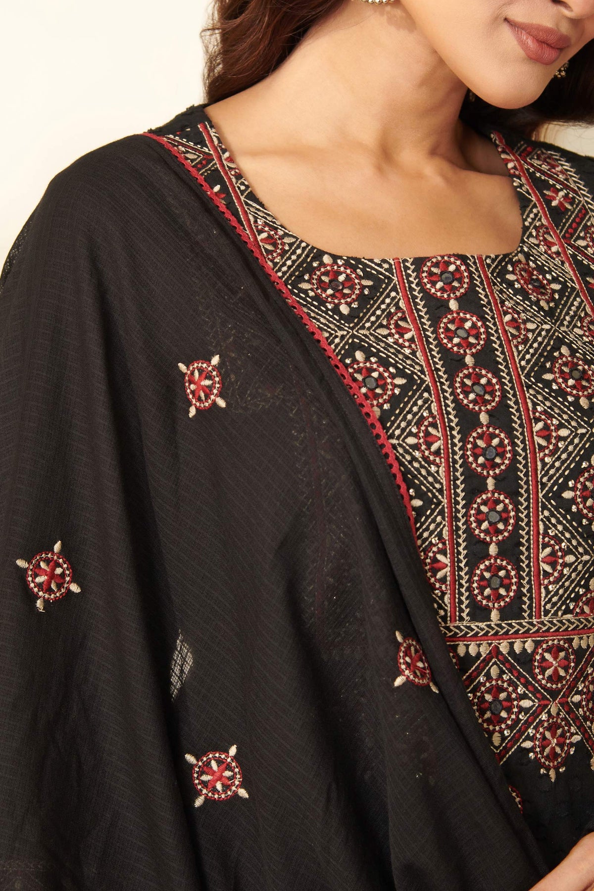 Mehraab Safiya Black Dupatta
