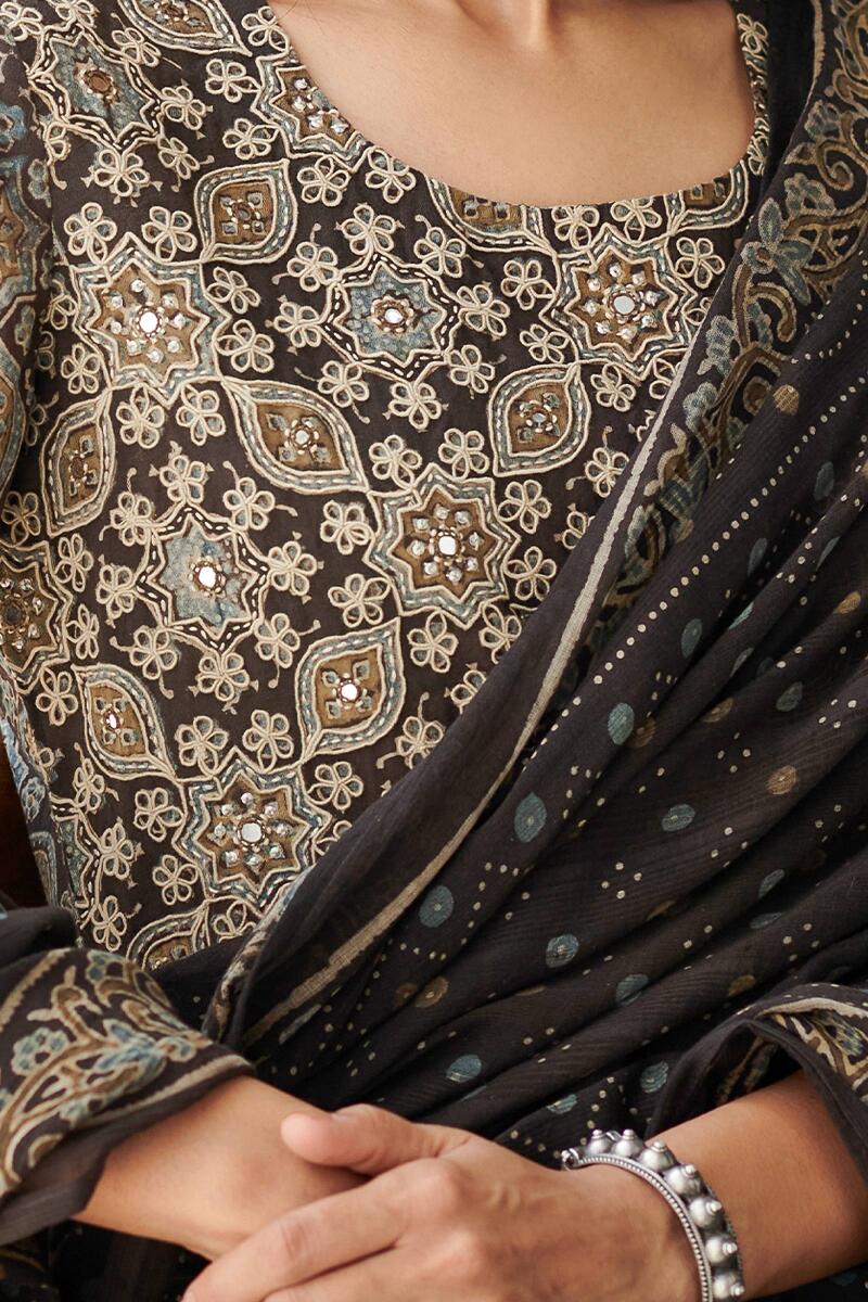 Sehra Rahima Ajrak Kurta