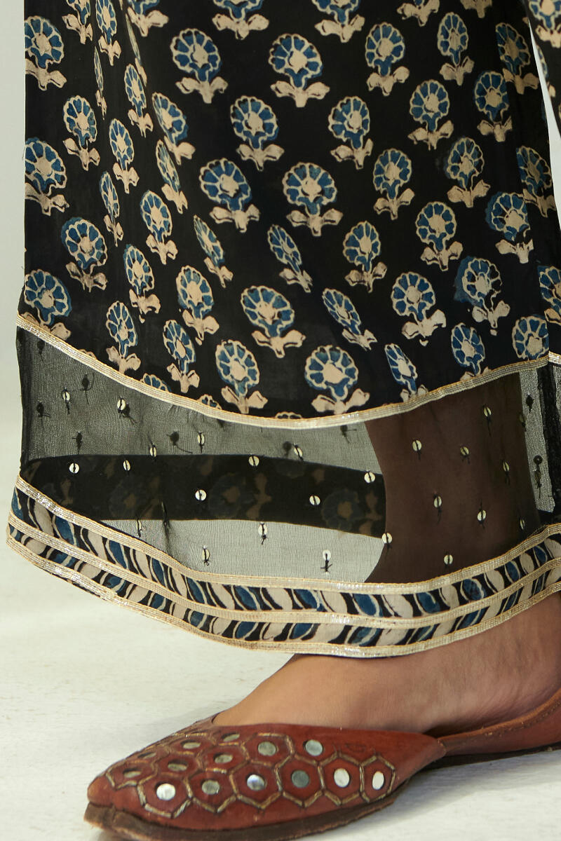 Zubeida Farheen Ajrak Modal Farsi