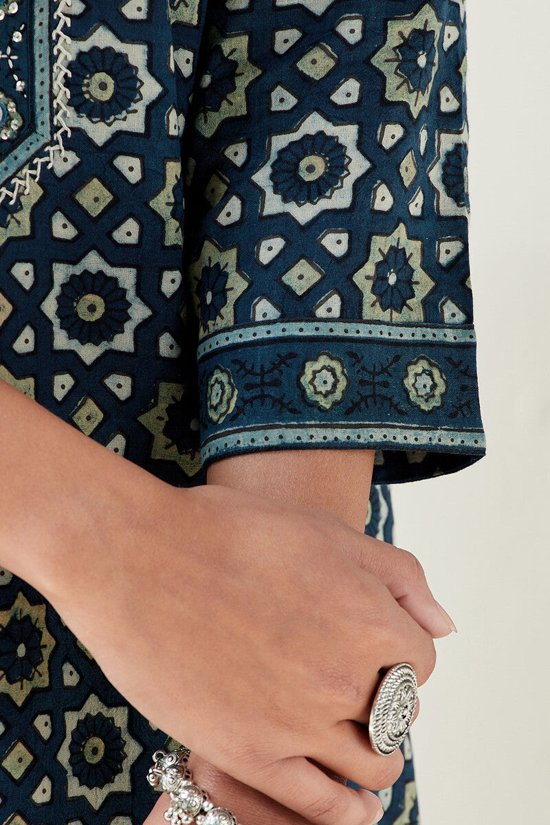 Sehra Inaya Ajrak Kurta