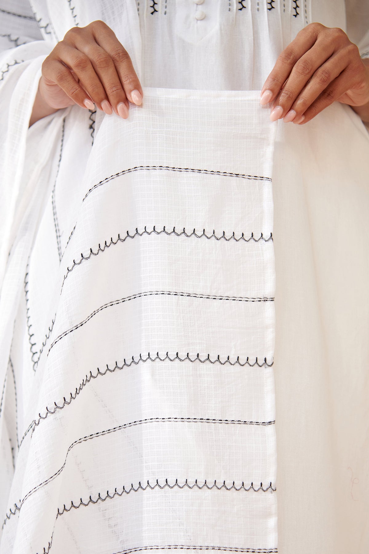 Kashida Parisa White Dupatta