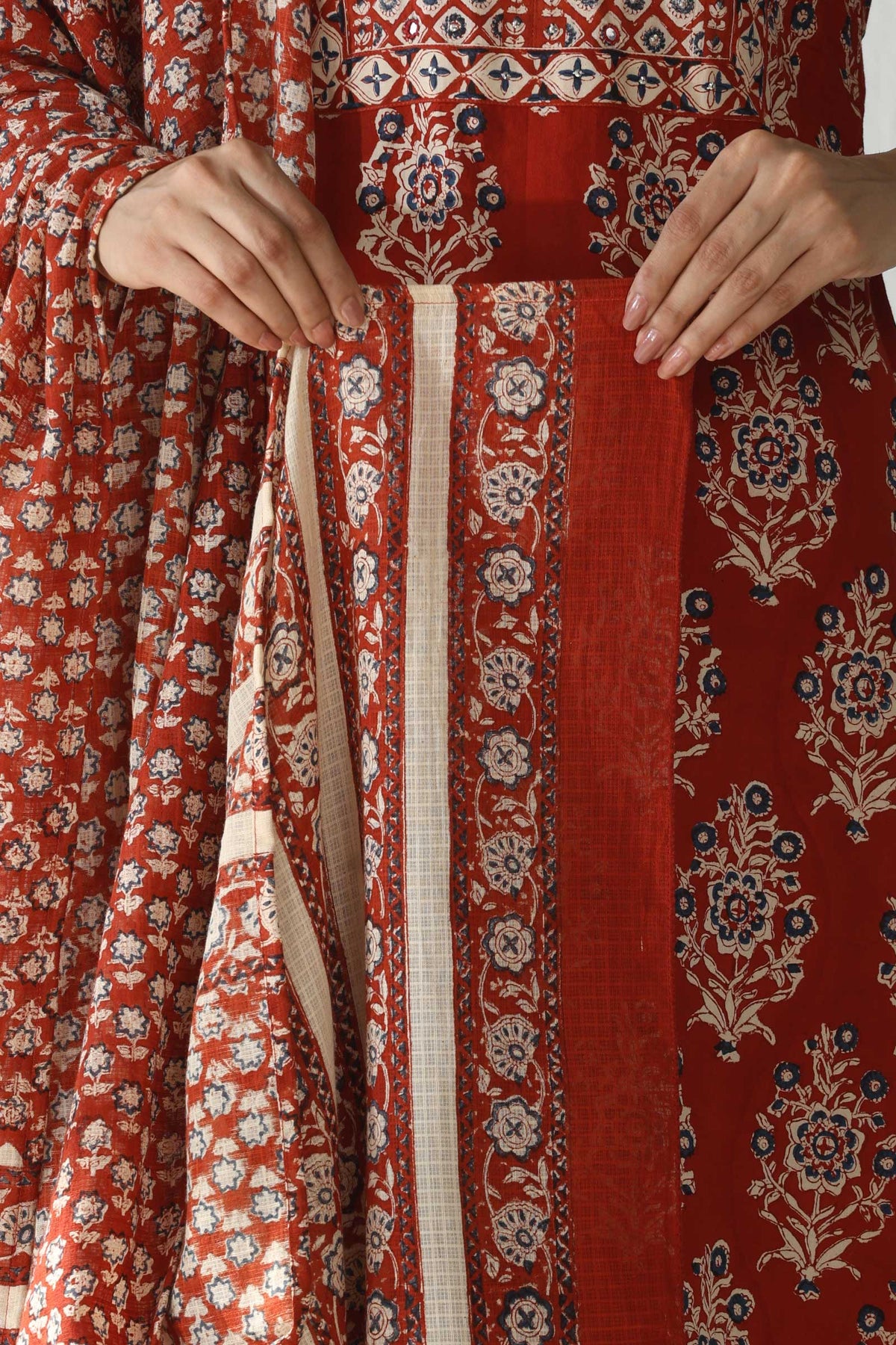 Sehra Kainat Bagru Dupatta