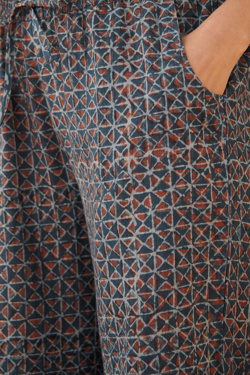 Surplus: Sehra Maira Akola Farsi