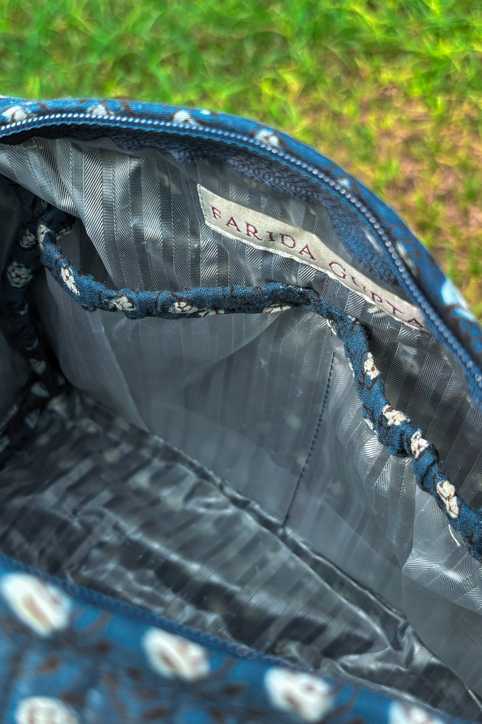 Roza Nafeesa Vanity Pouch