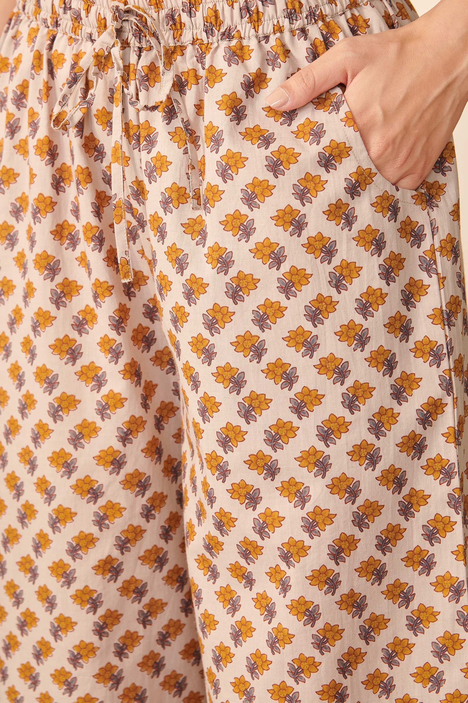 Surplus: Gauhar Zafiya Sanganeri Farsi