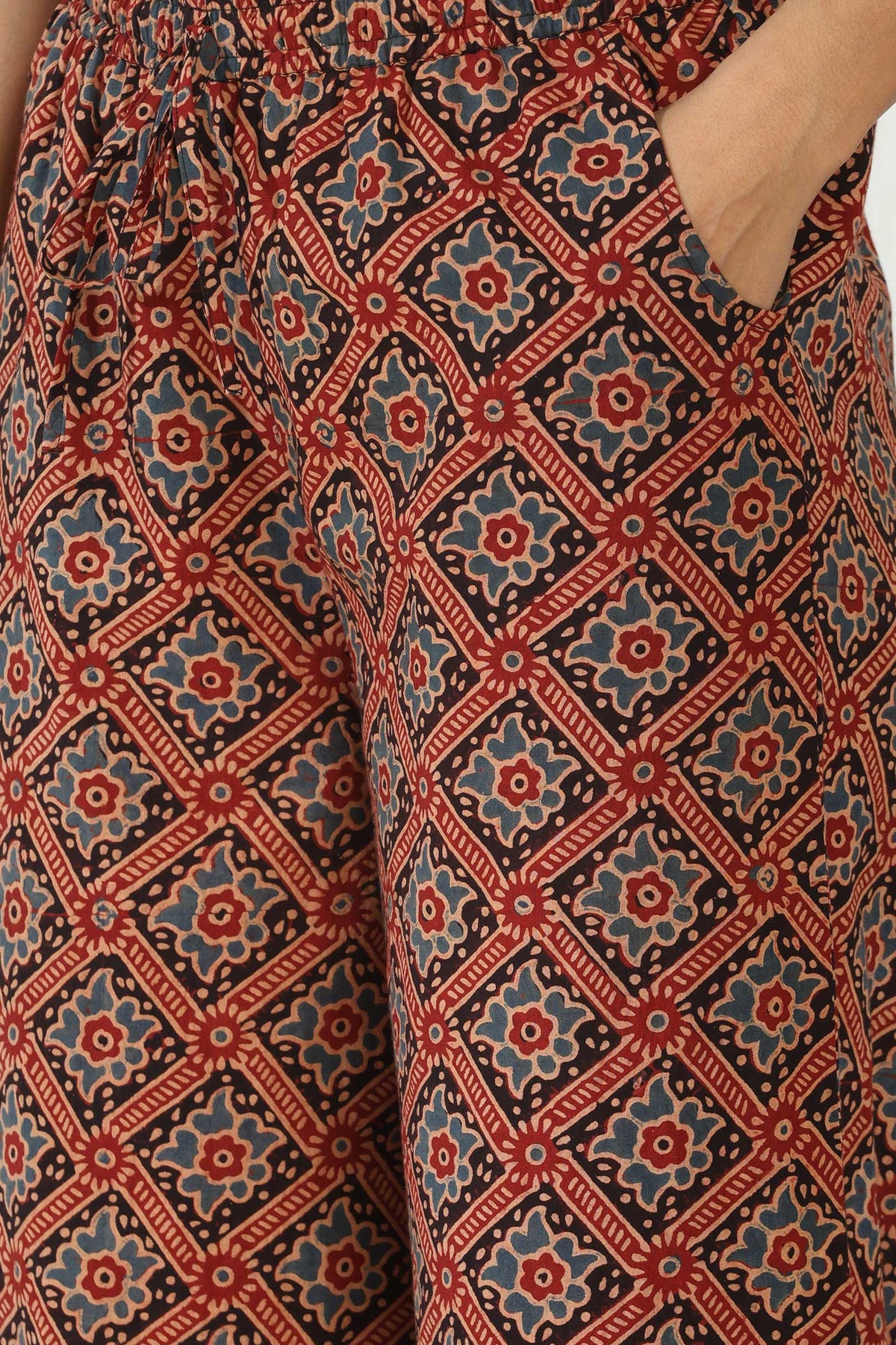 Surplus: Sehra Samira Ajrak Farsi