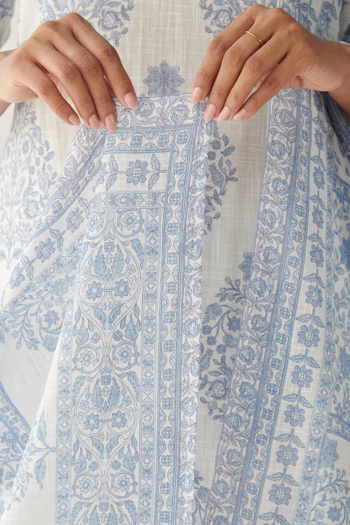 Neelofar Omaira Dupatta