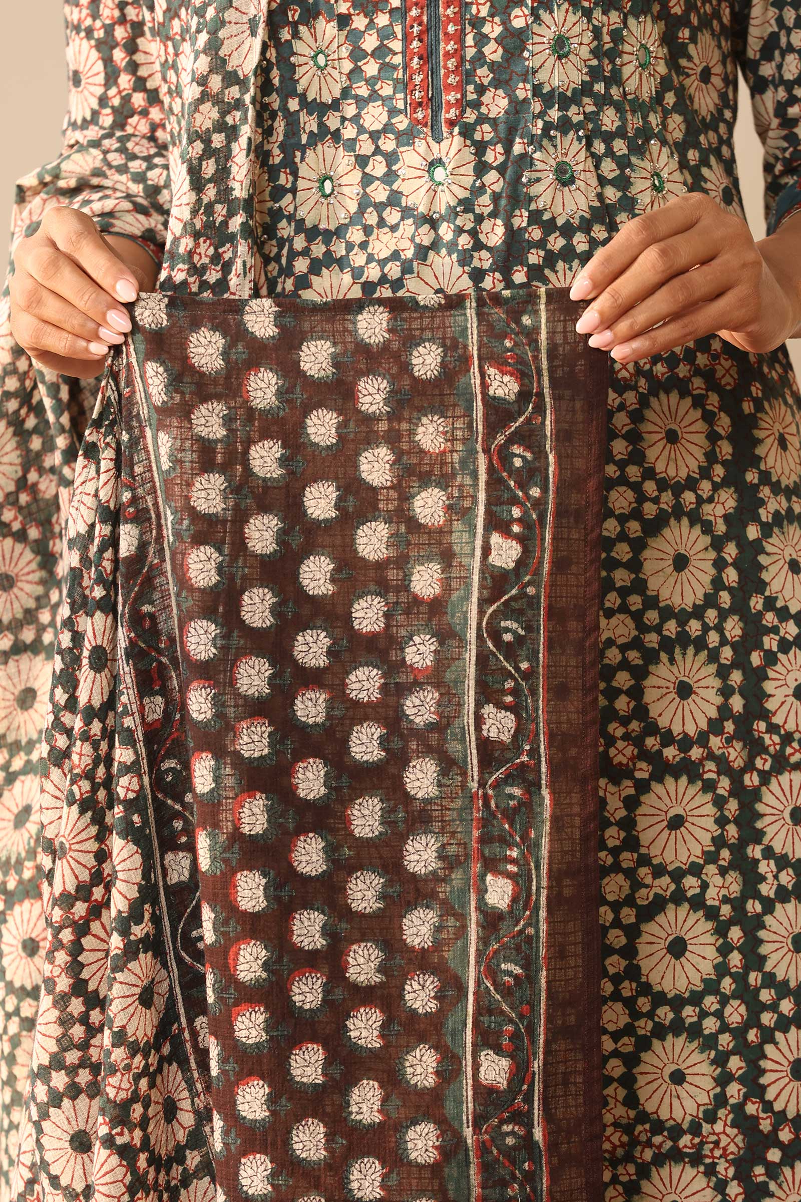 Sehra Mehreen Bagru Dupatta
