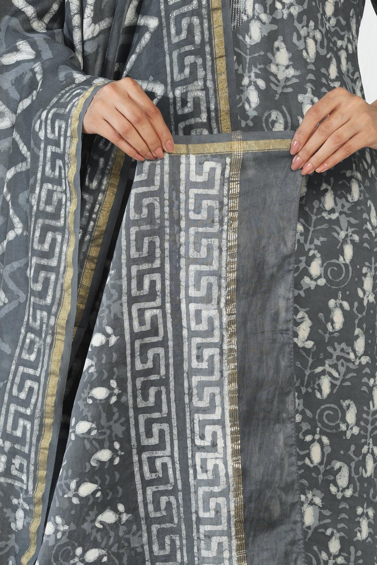 Surplus: Sehra Rasia Dabu Dupatta
