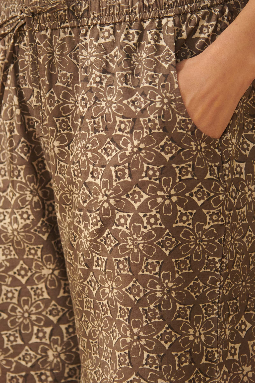 Surplus: Sehra Zaira Akola Farsi