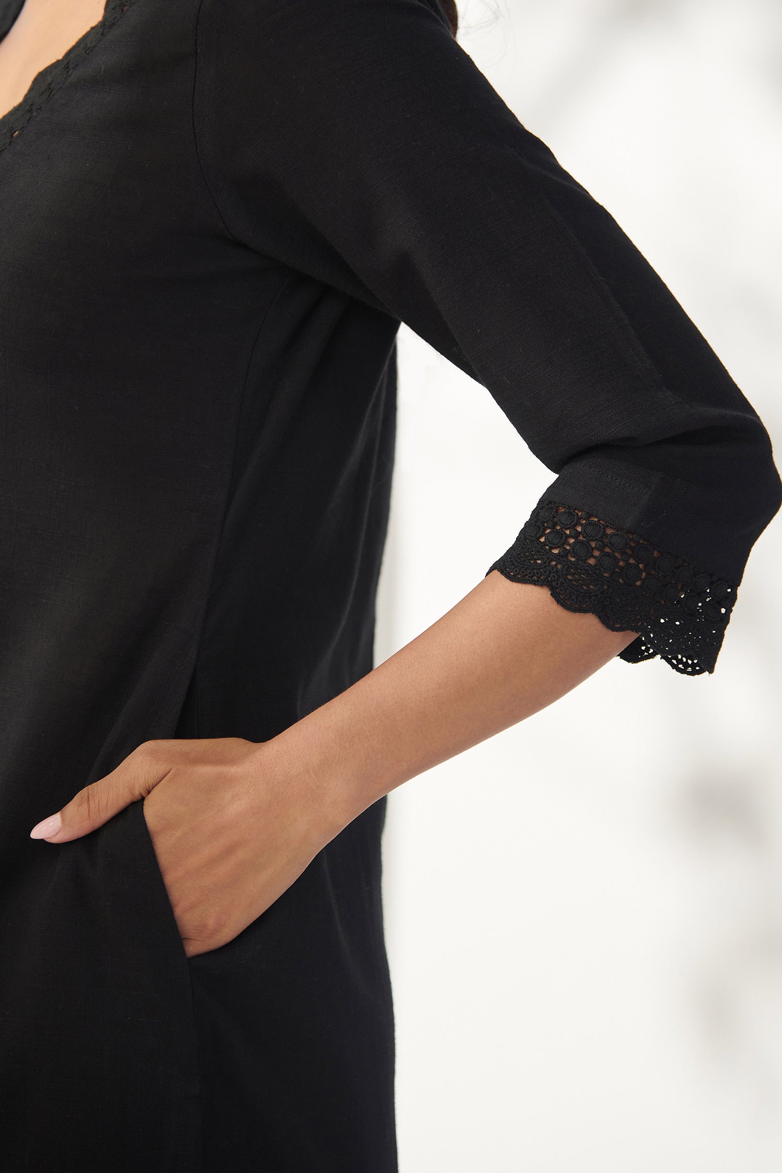 Surplus: Roza Ayesha Black Kurta