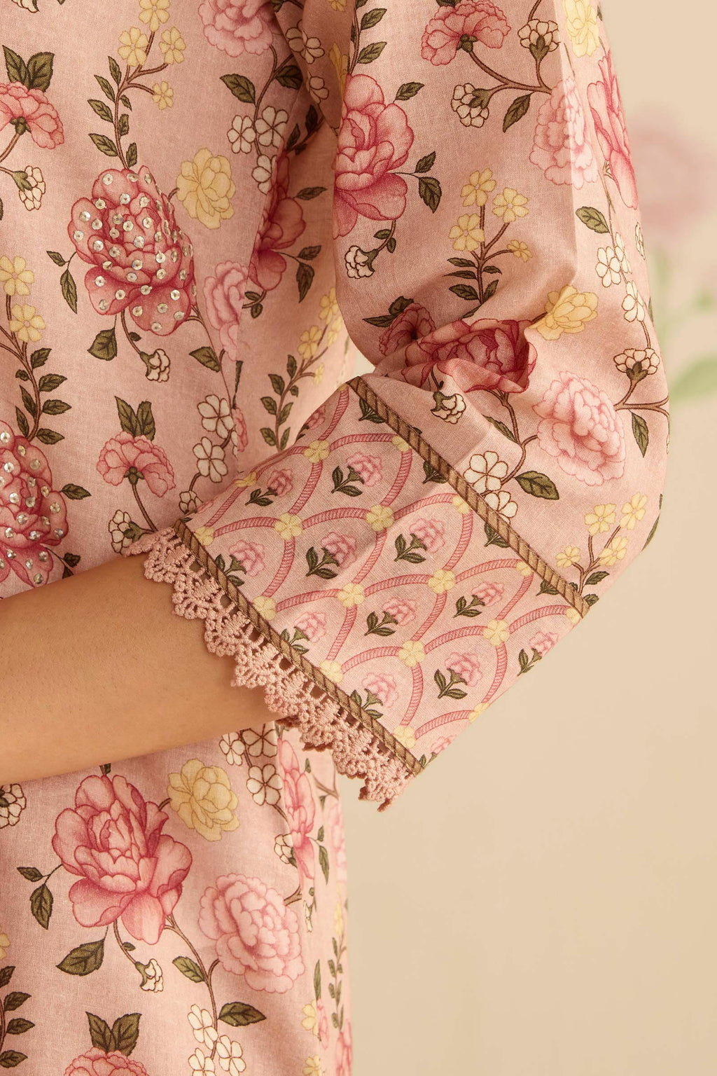 Surplus: Gulraiz Gulbahar Kurta