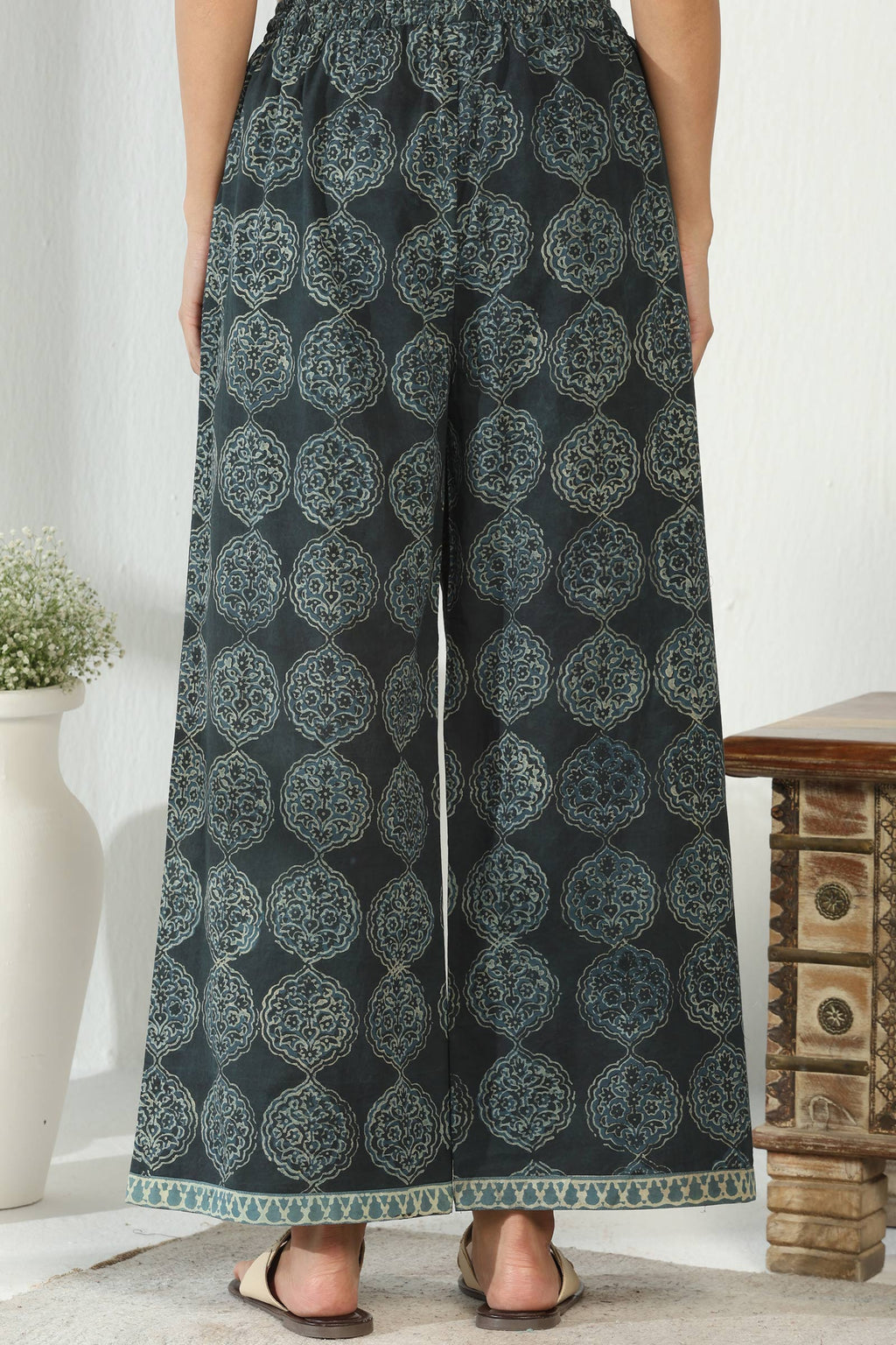 Sehra Siya Akola Farsi