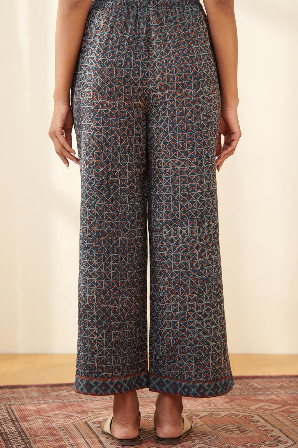 Surplus: Sehra Maira Akola Farsi