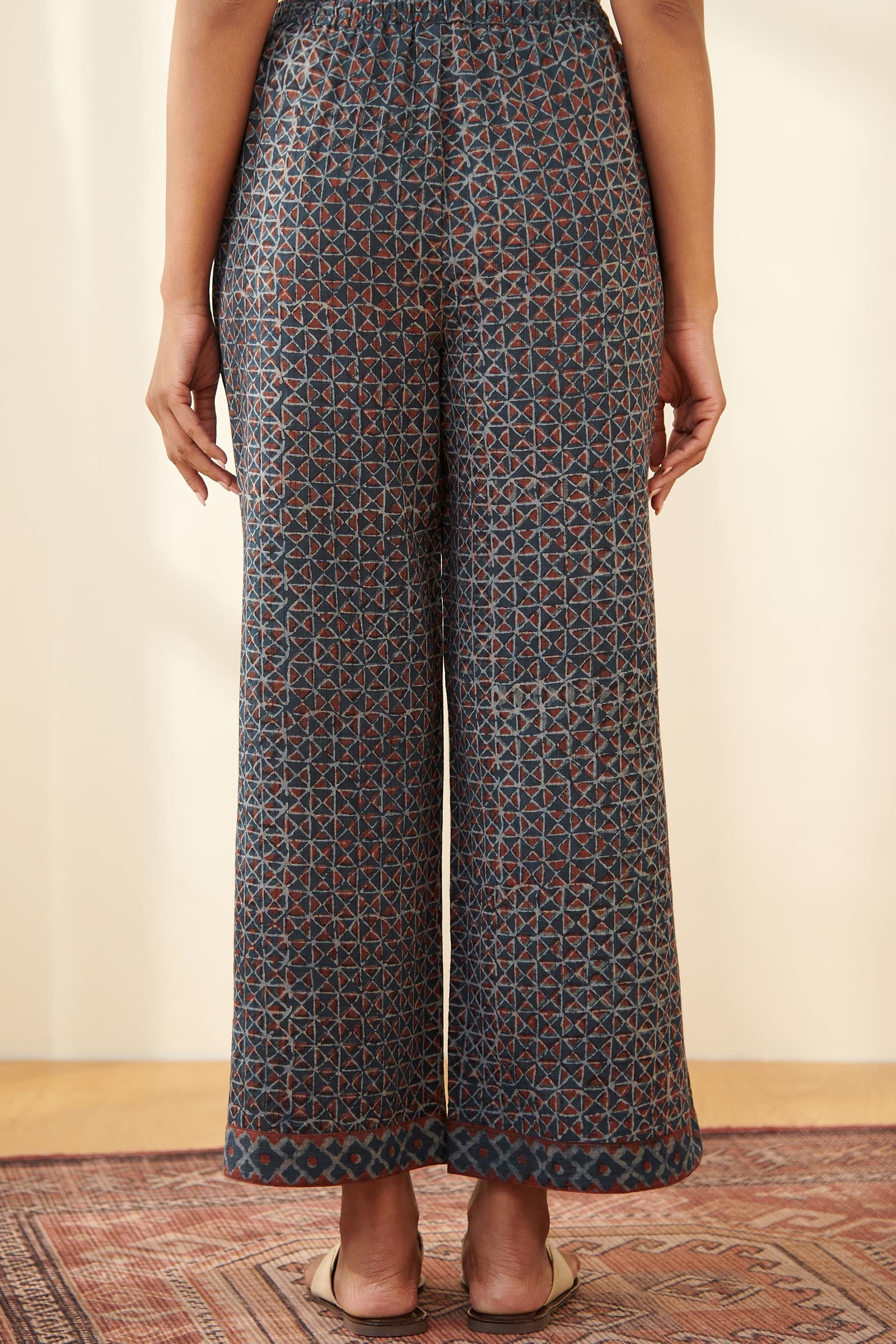 Surplus: Sehra Maira Akola Farsi