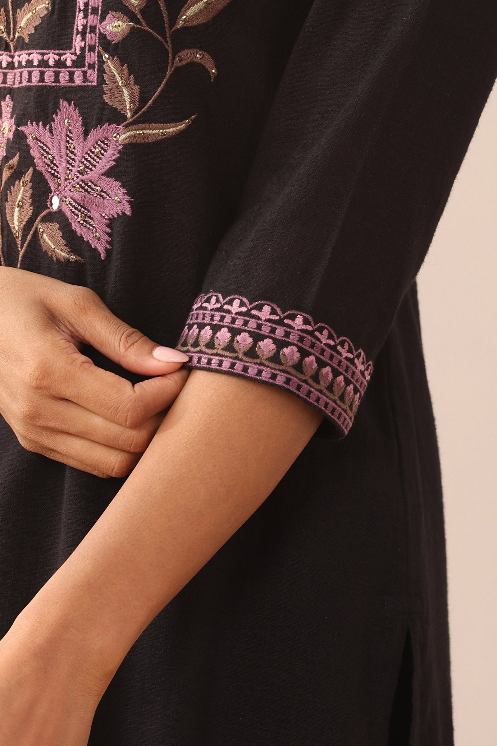 Surplus: Mehraab Farah Kurta