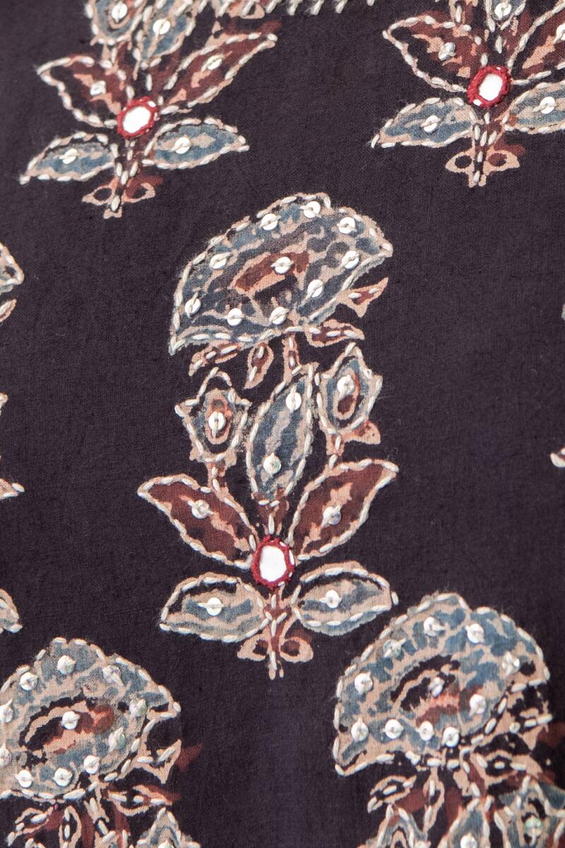 Sehra Tazmeen Ajrak Kurta