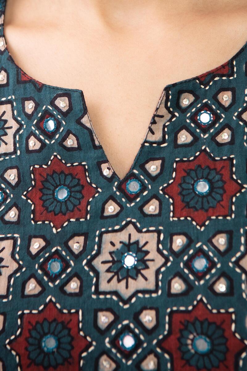 Sehra Tara Ajrak Kurta