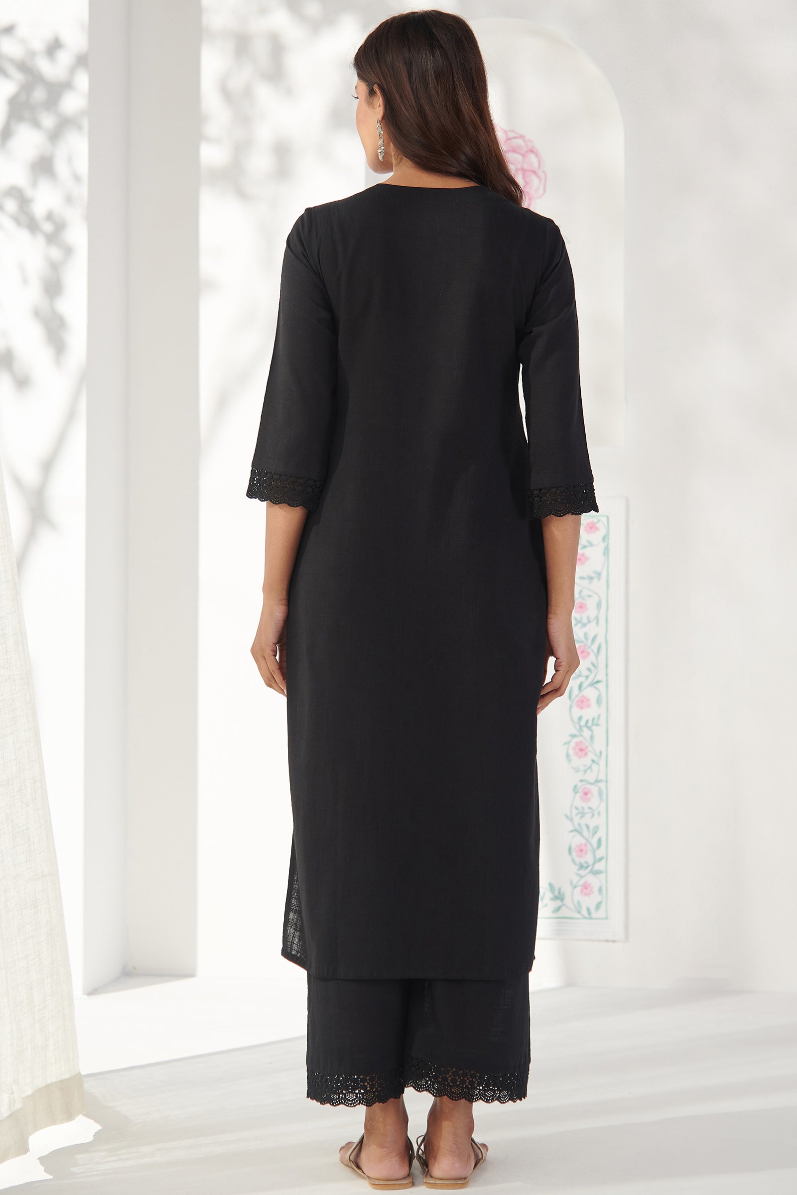 Surplus: Roza Ayesha Black Kurta